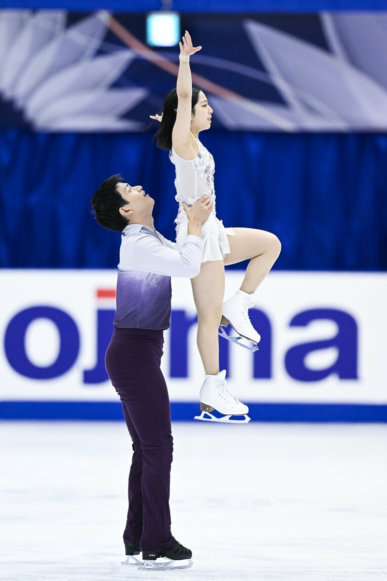 パワーが求められるペアの男子選手（写真は三浦・木原組のNHK杯フリー）　©Asami Enomoto