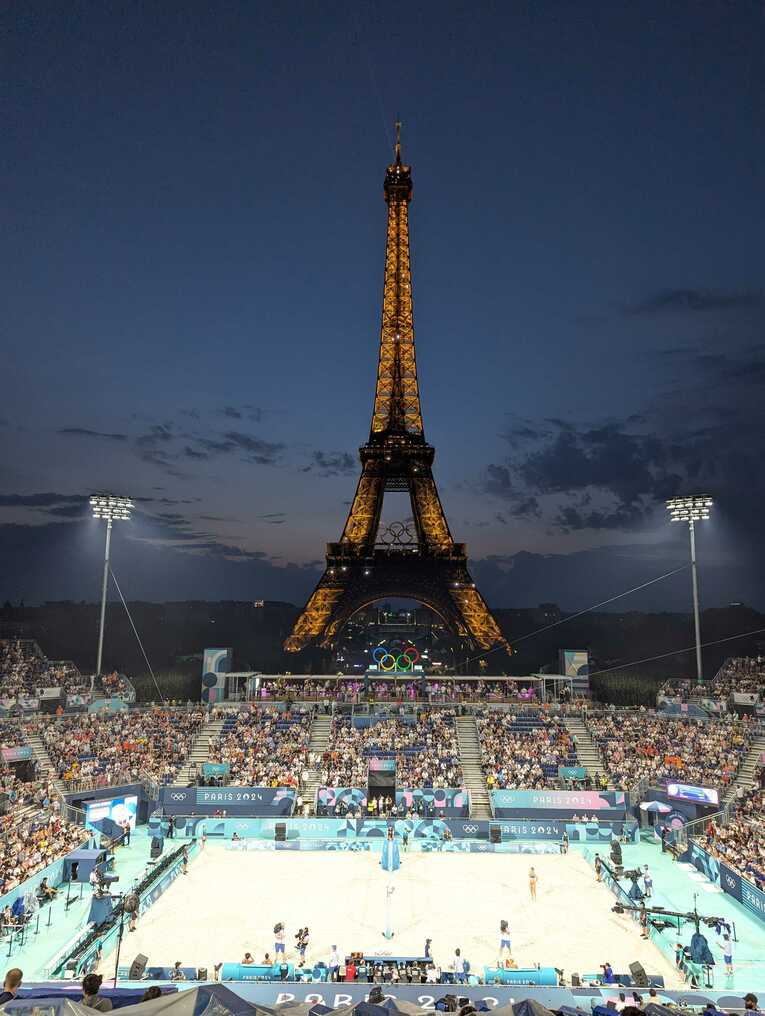 ライトアップされたエッフェル塔　©JMPA