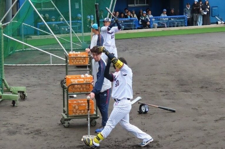 ティー打撃のサポートをしながら北村恵吾とコミュニケーション　©Kou Hiroo
