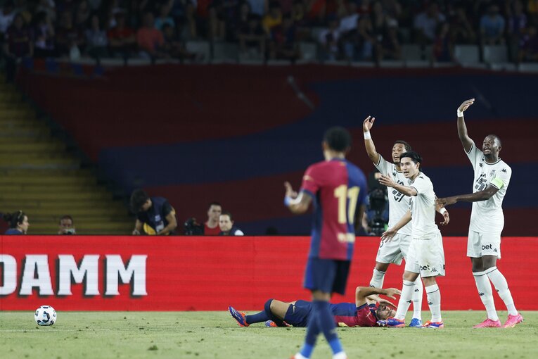 後半途中出場となったギュンドアンは、南野との接触で交代を余儀なくされる不運も　©Daisuke Nakashima