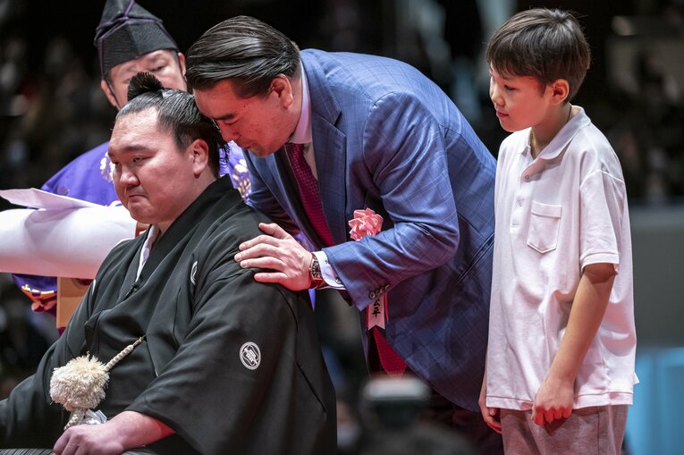 白鵬の耳元で言葉をかける日馬富士　©Takuya Sugiyama