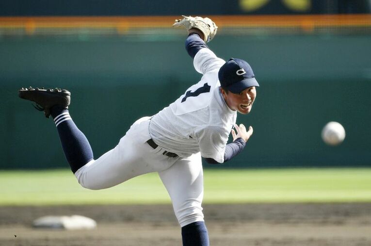 中京大中京・畔柳亨丞。準決勝の明豊戦で4回途中から2番手で登板も、体調不良で31球で降板 ／ photograph by KYODO