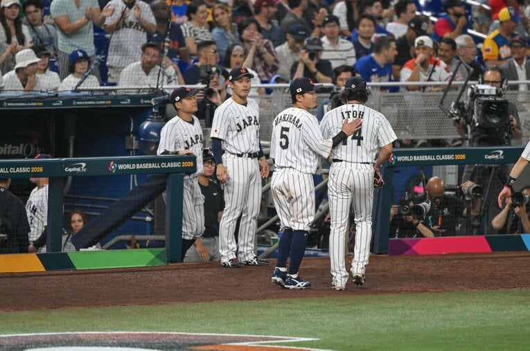 ベネズエラ戦でベンチに下がる伊藤大海 ／ photograph by Nanae Suzuki