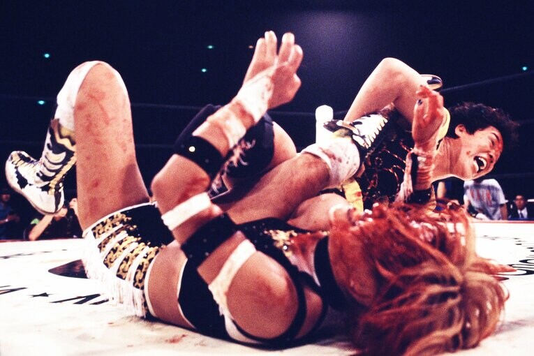 北斗晶と神取忍の試合は30分超の熱戦となり、メインまで見届けた観客は終電を逃すことになった