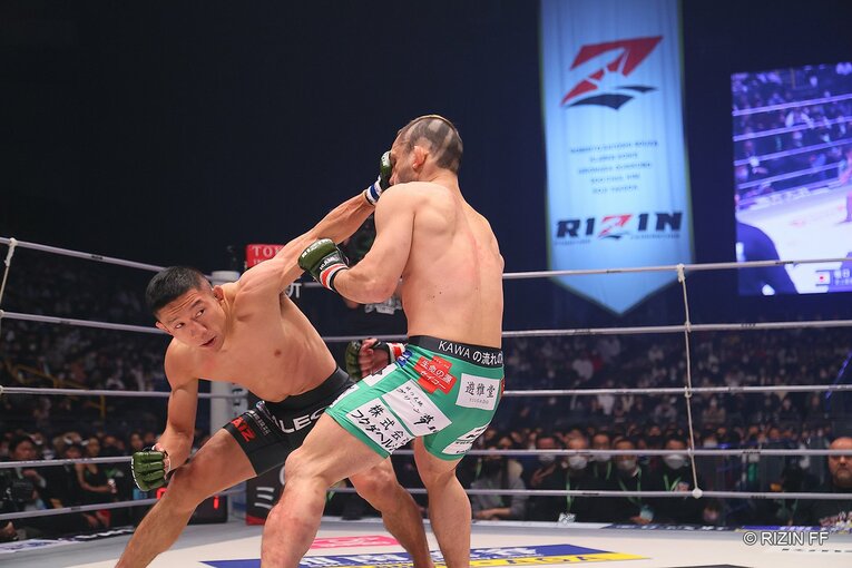 中堅戦。扇久保博正vs.堀口恭司　©RIZIN FF