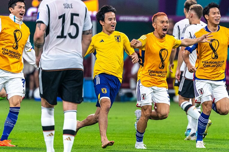 カタールW杯ドイツ戦勝利後、嬉しすぎて裸足でダッシュ（全3枚中の2枚目）　©Takuya Sugiyama/JMPA