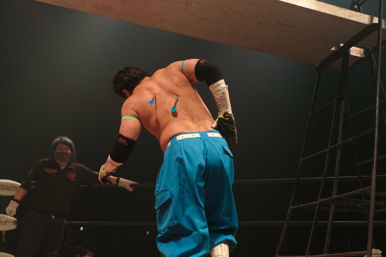 カリスマ葛西純「世の中は無駄な血を一滴も流すな」 頬を串刺し、人間ダーツ…それでもデスマッチが“ただの残虐ショー”ではない理由(44)