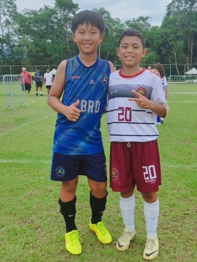 トーナメントで対戦した親友エンゾと　©Hiroaki Sawada