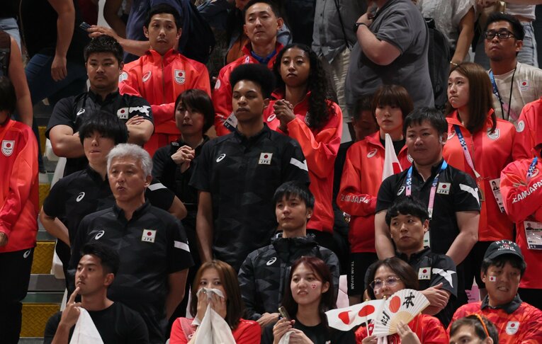 スタンドから見守ったエバデダン・ラリーら　©︎Kaoru Watanabe/JMPA