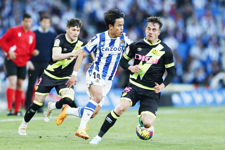 「クボはノルマル（普通）よ」辛口おばあちゃんにバルで遭遇も…カメラマンが撮った久保建英21歳の“軽快ドリブル＋母・祖母のような愛”(30)