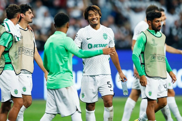 「“鎌田大地と守田英正が一緒に写った1枚”を狙いたいけど…」「長谷部誠はすでにコーチのように」CL日本人対決と“美しい夕焼け”撮影ウラ話(39)