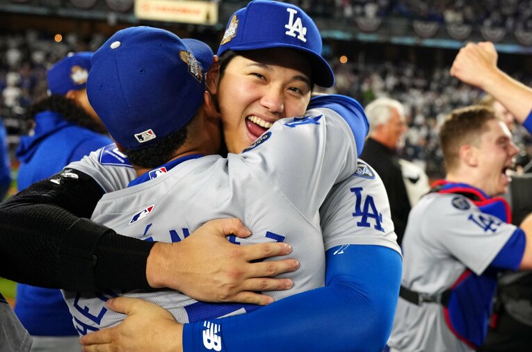 ワールドチャンピオンとなり、テオスカー・ヘルナンデスとハグする大谷翔平 ／ photograph by Getty Images