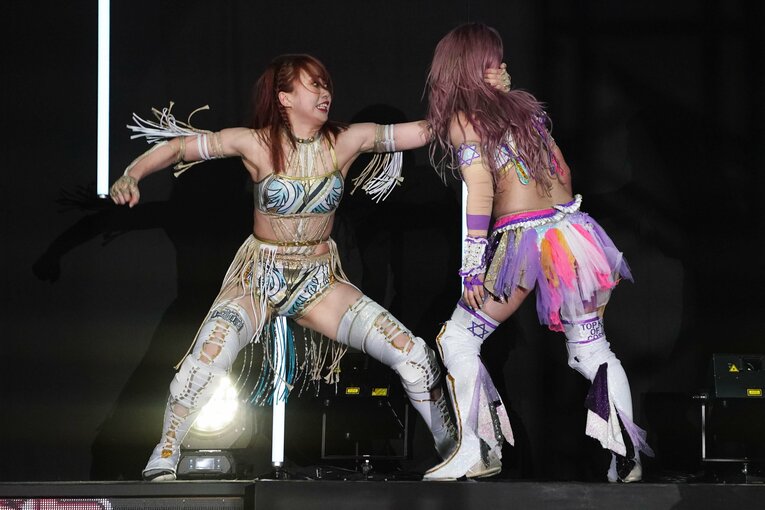 場外のステージ上で中野たむを殴る上谷沙弥