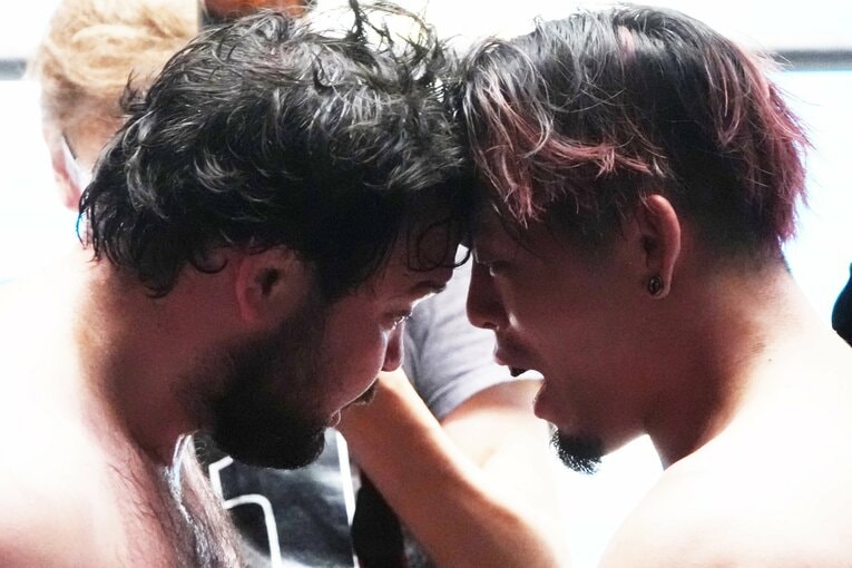 頭を突き合わすウルフアロンと藤田晃生。9月9日、後楽園ホール　©Essei Hara