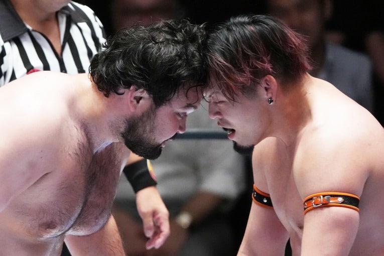 一歩も引かないウルフアロンと藤田晃生　©Essei Hara