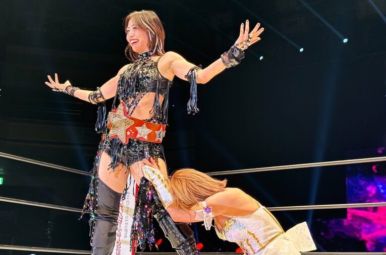 上谷沙弥にベルトを巻き、崩れ落ちた中野たむ ／ photograph by Norihiro Hashimoto