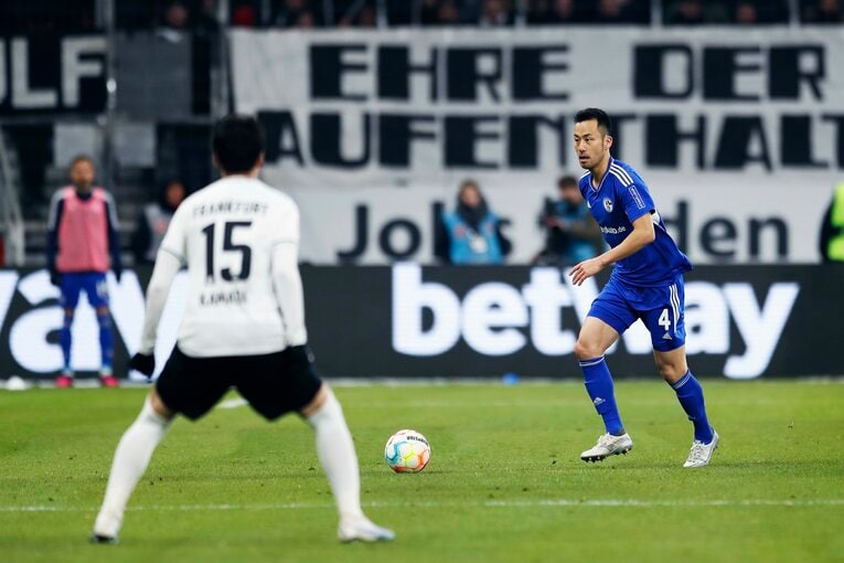 「1年前はJ2→ドイツ5部」上月壮一郎22歳の堂々1部デビュー…長谷部誠と握手、鎌田大地vs吉田麻也のW杯組対決も〈現地撮影〉(27)