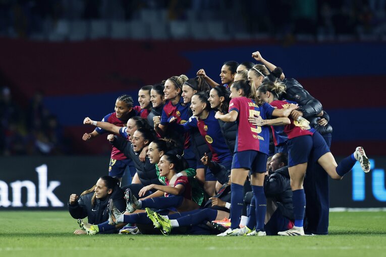 首位奪還に喜びを見せたバルサメンバー　©Daisuke Nakashima