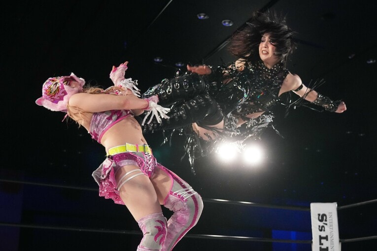 スターライト・キッドにドロップキックを突き刺す上谷沙弥　©Essei Hara