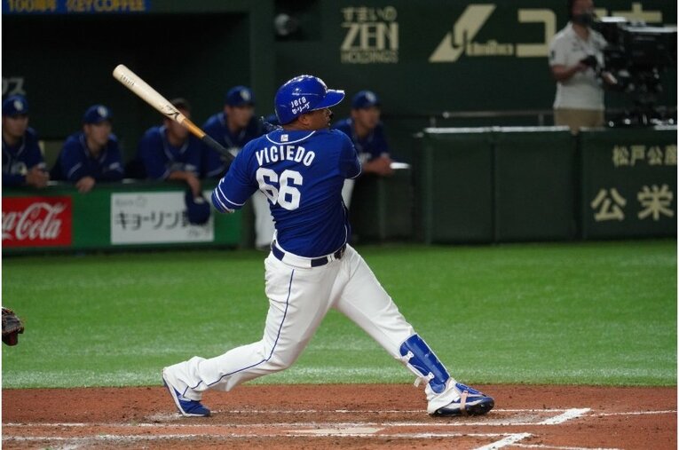 ビシエドの豪快スイング（4／4枚目、2020年撮影）　©Hideki Sugiyama