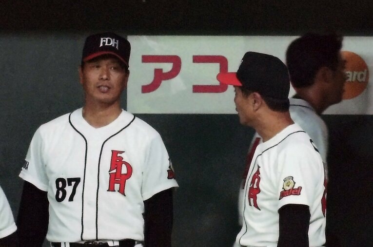 尾花高夫（左）の家の電話を鳴らしたのは王（右）だった。その真意と、野村克也との関係とは　©Kazuaki Nishiyama