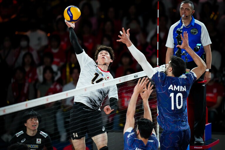 仲間たちも驚く石川祐希のスパイク。高さ、強さ、速さ、巧みさ全てが備わっている　©︎Volleyball World