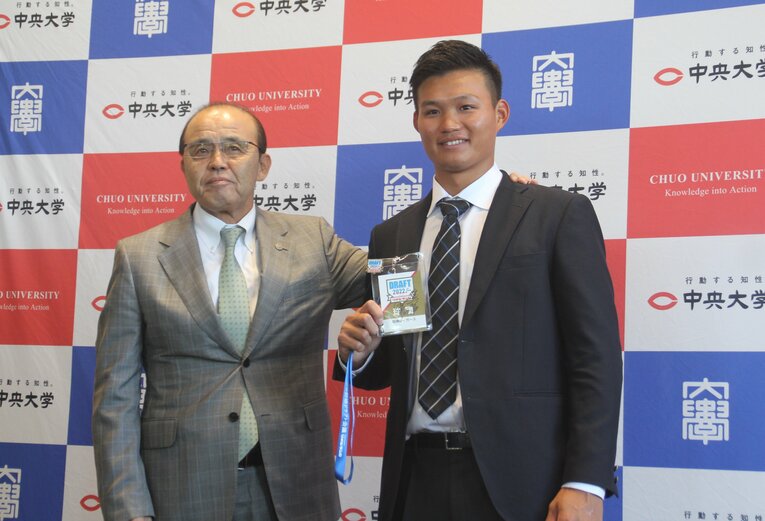 阪神繰り上げ1位指名の森下翔太外野手（中央大・182cm90kg・右投右打）と岡田監督　©JIJI PRESS