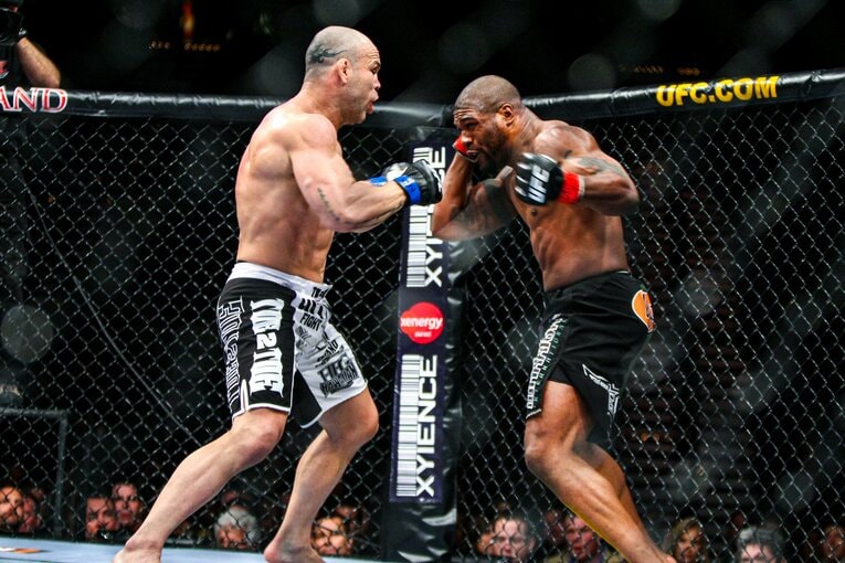 ジャクソンの左フックがシウバの顎を打ち抜いた瞬間（2枚目／全8枚）©Susumu Nagao