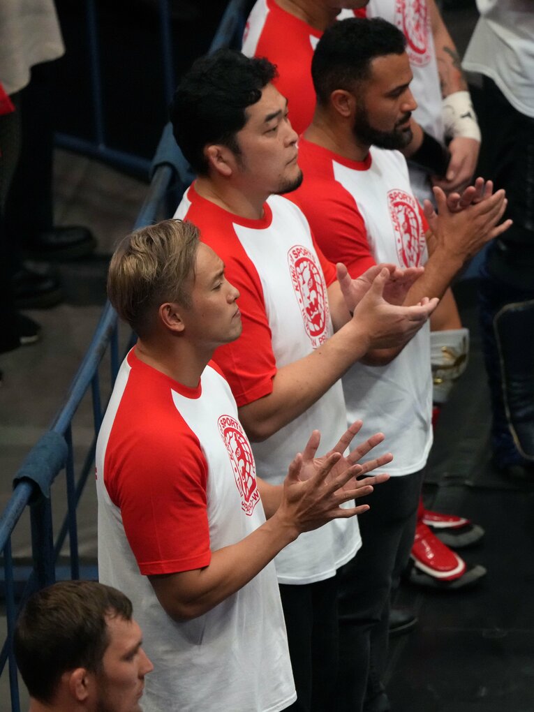 リングの周りに並ぶ新日本プロレスの選手たち