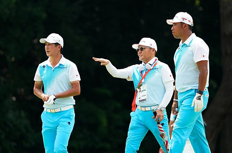 ヘッドコーチを務める丸山茂樹（中央）と言葉をかわす松山英樹、星野陸也。男子ゴルフは7月29日から4日間にわたって行われる ／ photograph by Shizuka Minami