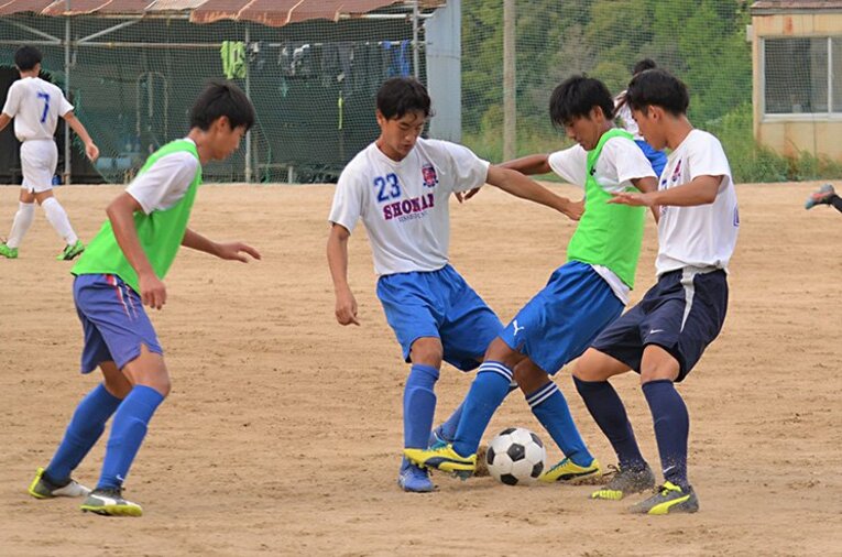 10月24日の選手権予選に向けて準備を進める立正大淞南高校サッカー部　©Toshihide Ishikura