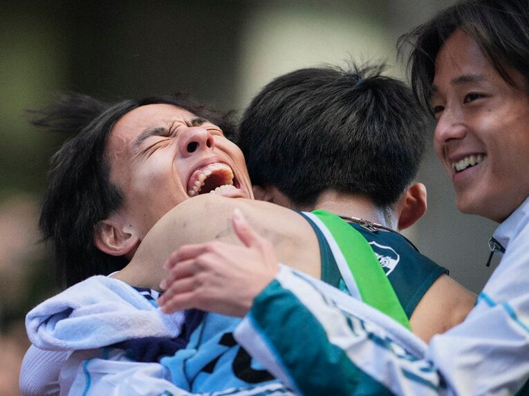 総合優勝のゴールでアンカー・折田を抱きしめる黒田朝日　©︎Yuki Suenaga