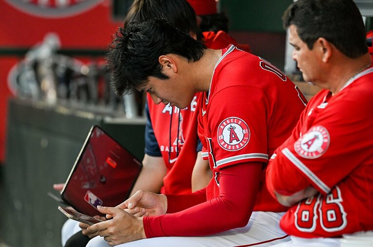 大谷翔平が、ベンチの中で打撃内容などの分析をしているシーンを目にすることも多い ／ photograph by Nanae Suzuki