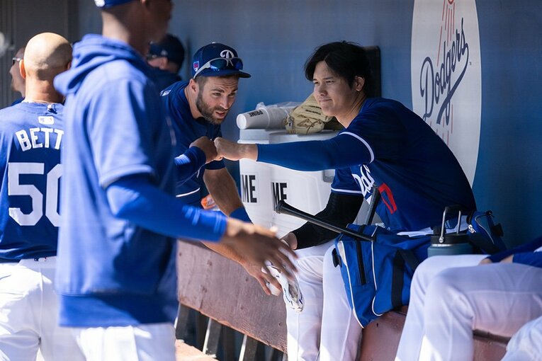 【他媒体でなかなか見られない大谷さん＆ベッツの仲良しショット】 ／ photograph by Nanae Suzuki