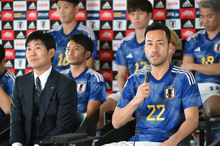森保監督と吉田麻也（左）©JFA
