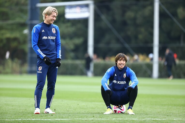 2023年12月の日本代表合宿で。同年夏に中村敬斗がランスに移籍して伊東純也とチームメイトになった　©AFLO