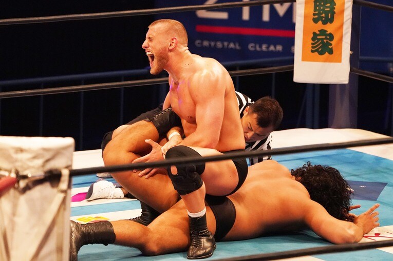 逆片エビ固めで辻陽太を攻めるゲイブリエル・キッド　©Essei Hara