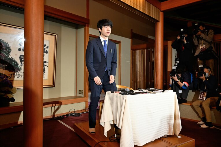 最年少名人となった藤井聡太七冠（2023年6月、当時20歳／全6枚中の5枚目）　©Keiji Ishikawa