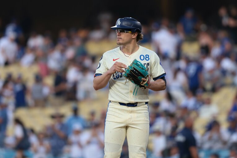 【常勝ドジャースと大谷らの”ステキな日常”／全100枚超】ナゾのヘルメットをかぶって投手を務めるキケ…写真はまだまだ続きます　©Getty Images