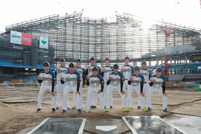 昨年12月には新入団選手が建設中の新球場内のホームベース前で記念撮影をしていた　©︎JIJI PRESS