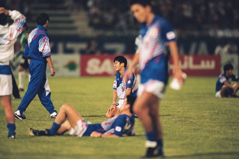 「ドーハの悲劇」はテレビで見守る仲間たちにとっても未来を左右する大きな出来事だった。ピッチで悔しがるのは永島と日本代表で2トップを組んだ武田修宏　©︎Koji Asakura