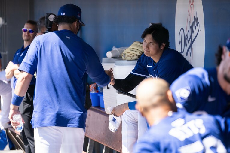 ベンチでの様子　©Nanae Suzuki