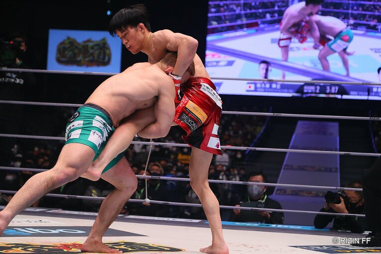 扇久保は何度となく片足タックルへ。これで朝倉は後手に回った　©RIZIN FF