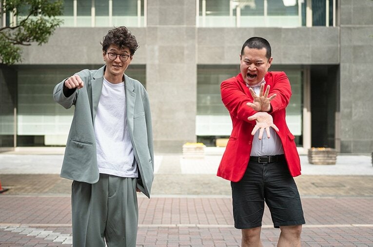 結成12年でM-1決勝初出場となったモグライダー。芝大輔（ツッコミ担当、38歳、左）とともしげ（ボケ担当、39歳）。ウッチャンナンチャン、出川哲朗、ナイツらと同じマセキ芸能社所属 ／ photograph by Shiro Miyake