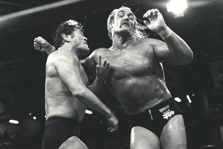 IWGP決勝戦でアントニオ猪木にアックスボンバーを放つハルク・ホーガン。1983年6月2日、蔵前国技館　©Essei Hara