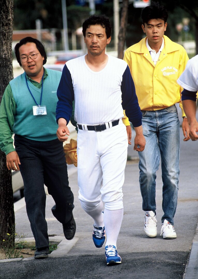 1989年、中日の春季キャンプで。「落合造反」事件の直後、番記者たちの問いかけにも応じず黙々と歩く　©BUNGEISHUNJU