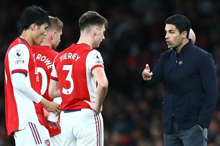 アルテタ監督から指示を受ける冨安とティアニー。両SBのポジショニングは攻守におけるアーセナルの生命線だ ／ photograph by AFLO