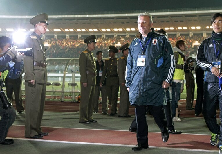 2011年11月の敵地・北朝鮮戦。監督就任後初の黒星を喫し、引き揚げるザッケローニ監督　©代表撮影／JIJI PRESS