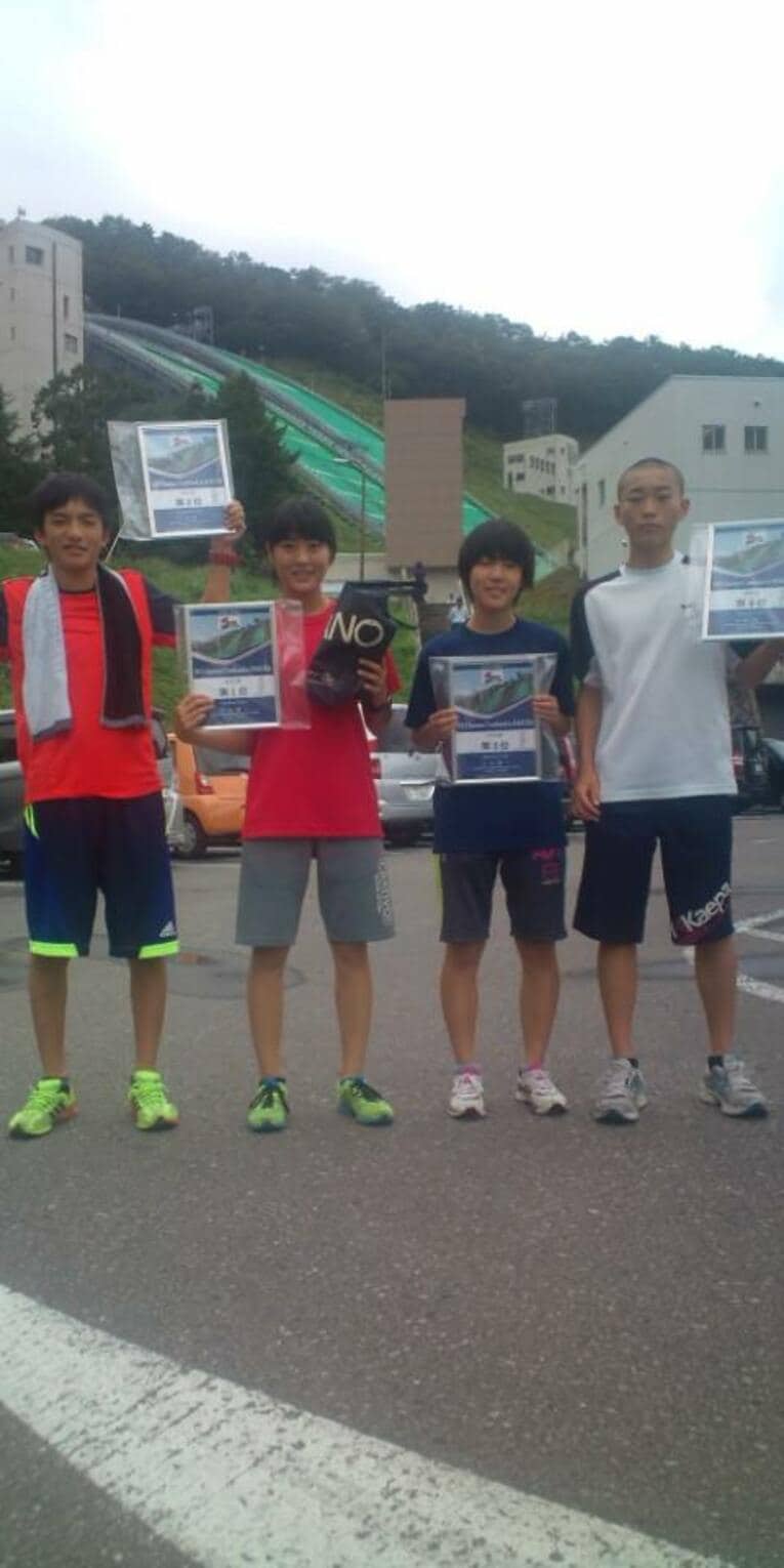 中学校時代の丸山（左から2人目）／取材対象者提供