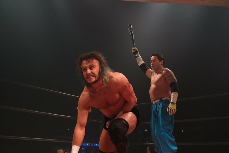 カリスマ葛西純「世の中は無駄な血を一滴も流すな」 頬を串刺し、人間ダーツ…それでもデスマッチが“ただの残虐ショー”ではない理由(45)